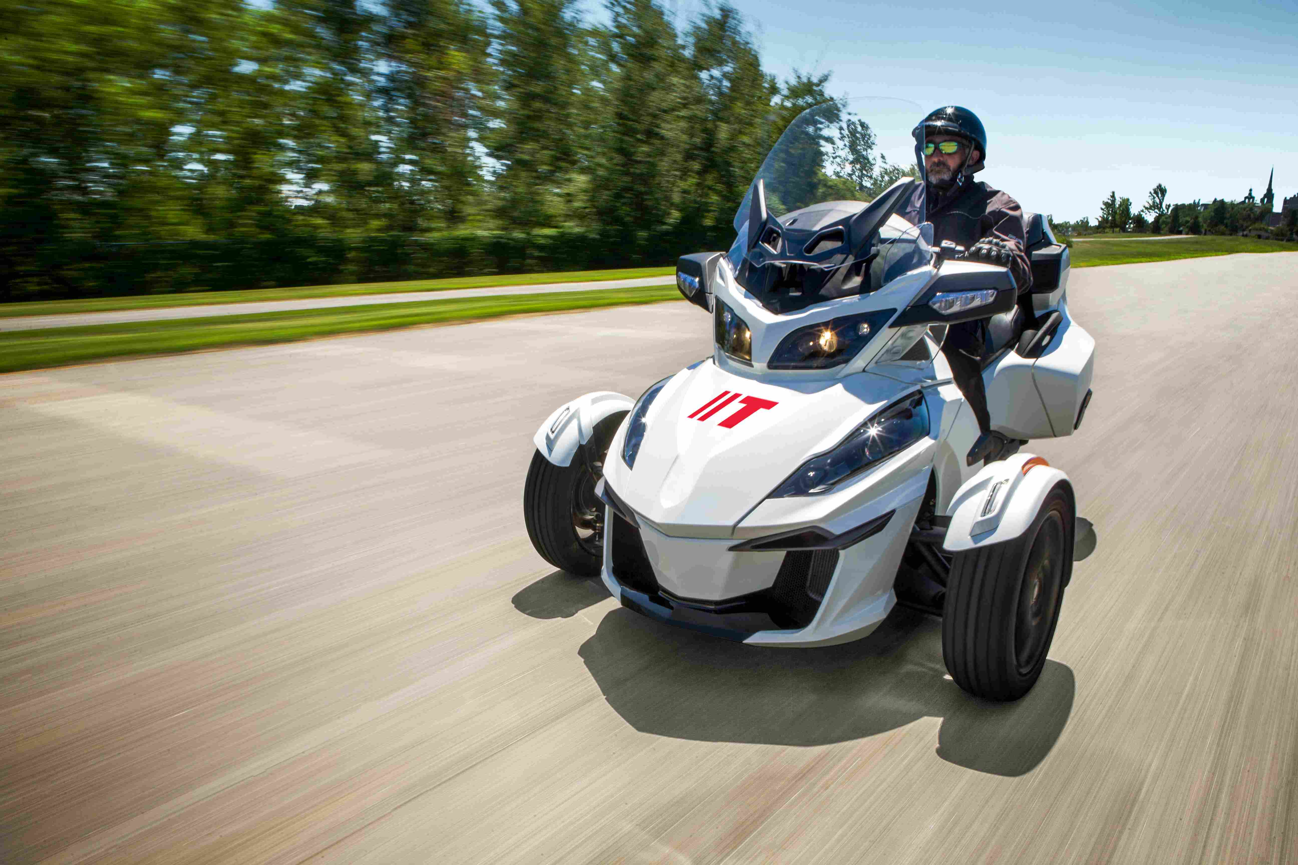 Discover the passion of a Three Wheeled motorcycle with Tecnic.