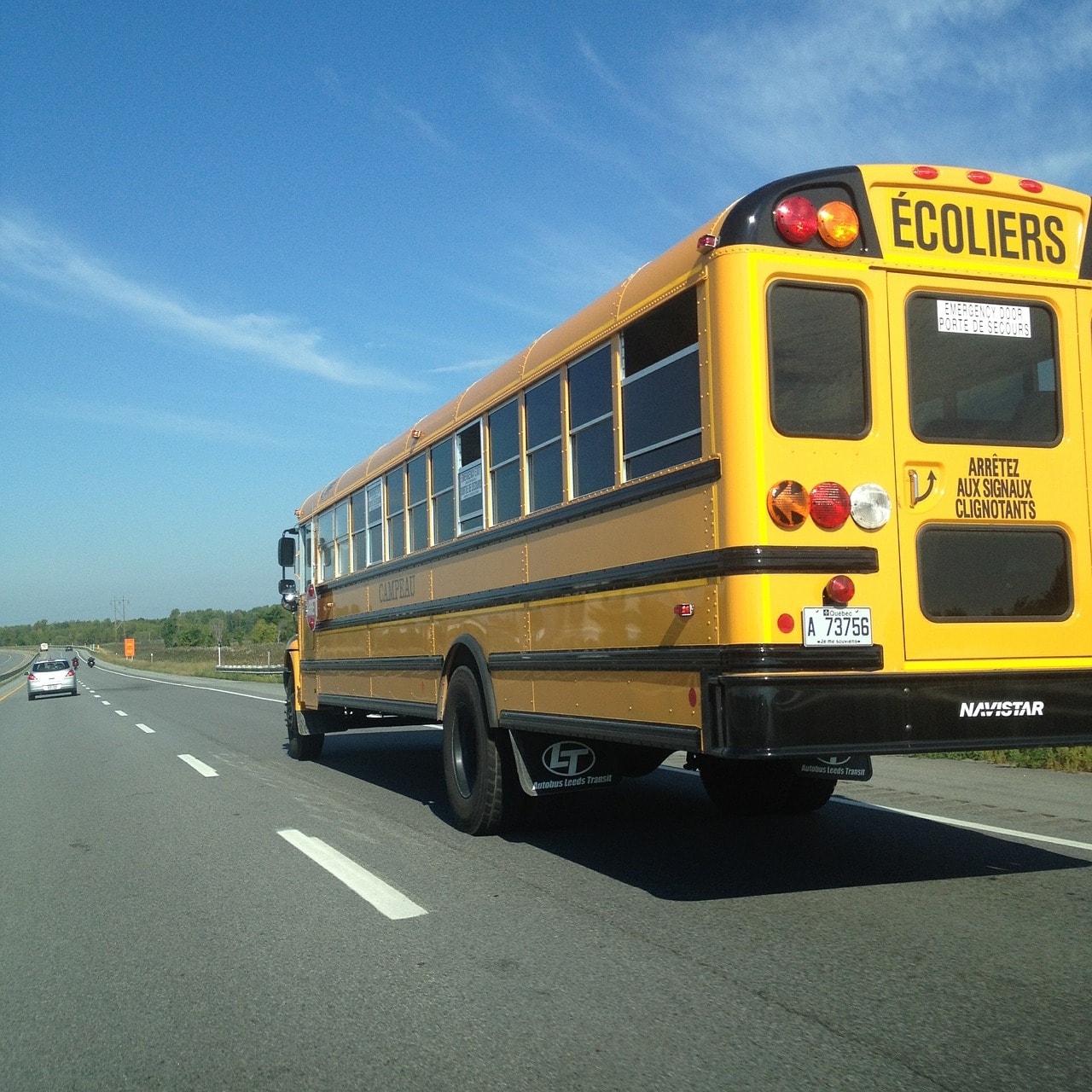 Autobus scolaire sur la route. Automobiliste, soyez prudent. 