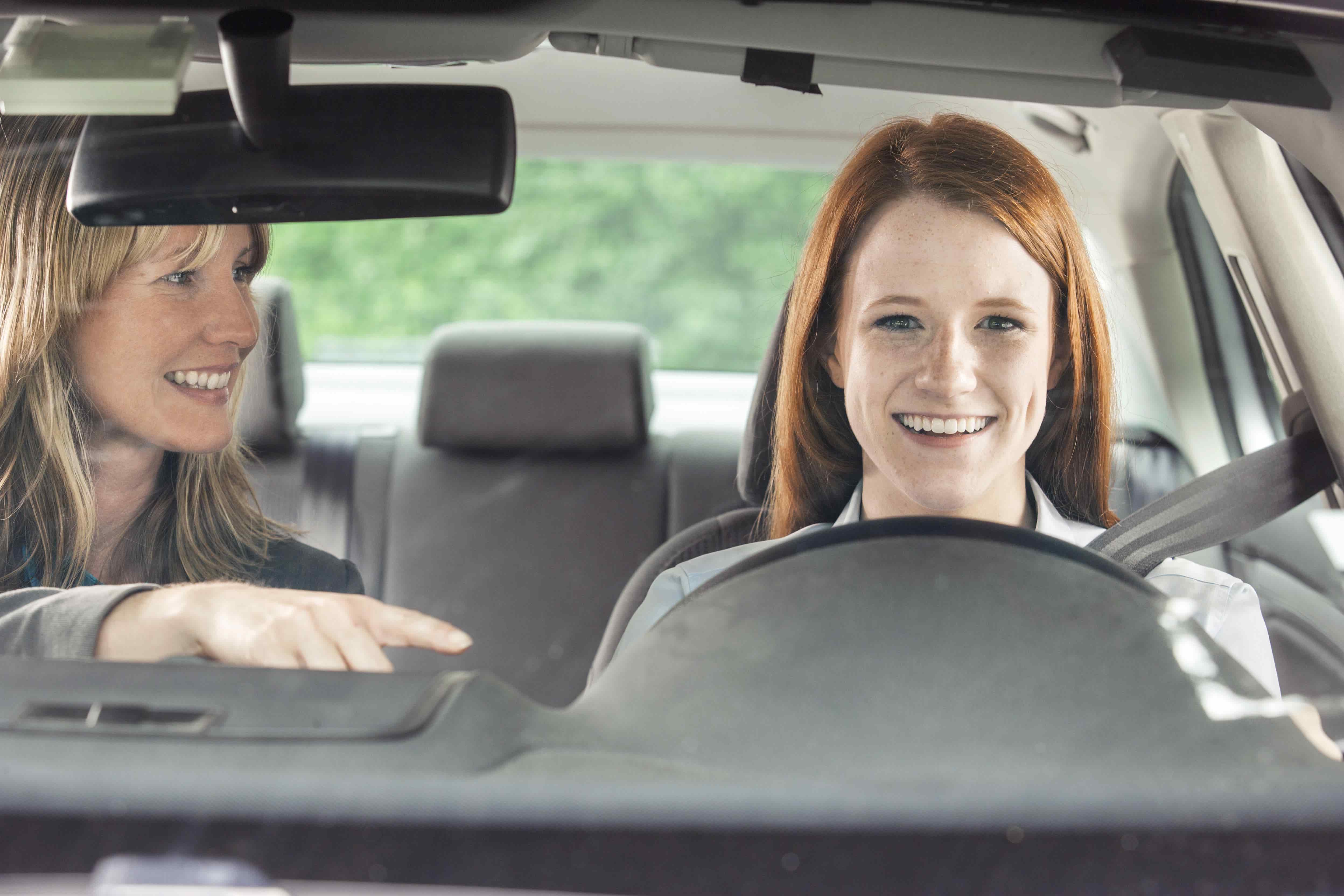 Discover 10 tips to be a good accompanist for obtaining a driving license.